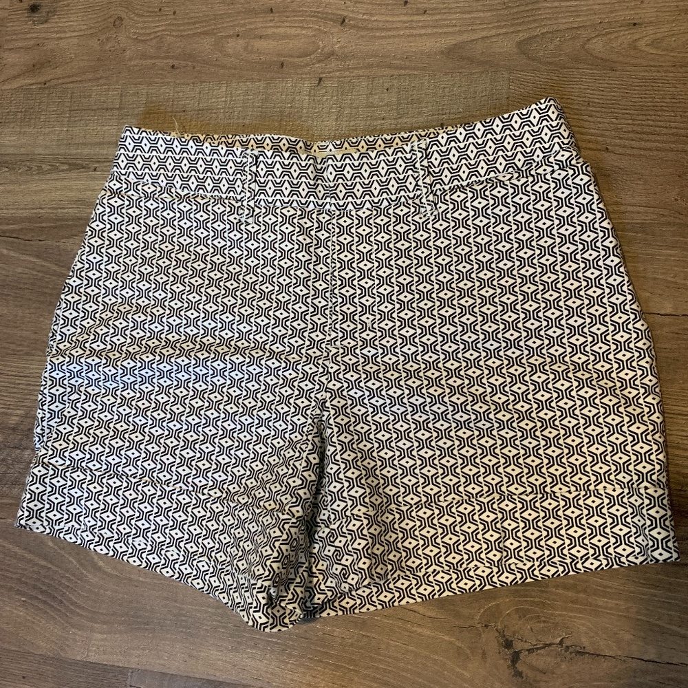 grey shorts